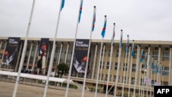 Bato baike na etando ya Palais du peuple, ndako ya parlement, na Kinshasa, RDC, 2 mai 2016.