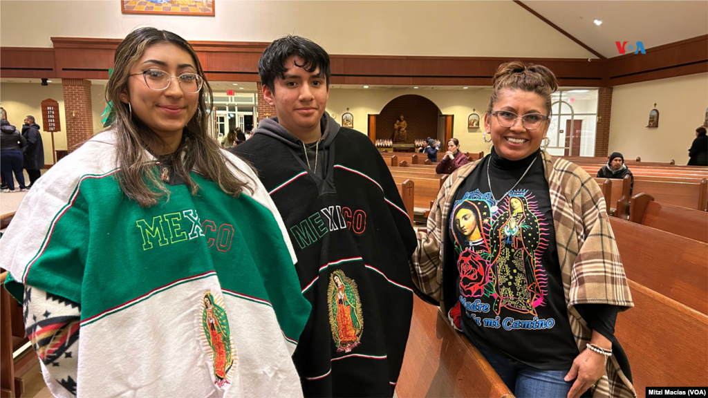 Aurora de origen mexicano llegó acompañada de sus hijos para participar de la tradicional misa y el canto de las mañanitas a la Virgen de Guadalupe en Manassas, Virginia.