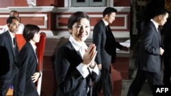 Thủ tướng Thái Lan Yingluck Shinawatra đến cuộc họp nội các đầu tiên ở Bangkok, 11/8/2011