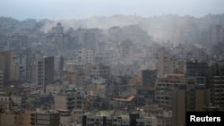 Asap mengepul di atas wilayah selatan Beirut setelah serangan, di tengah konflik yang sedang berlangsung antara Hizbullah dan pasukan Israel, terlihat dari Sin El Fil, Lebanon, 29 September 2024. (Foto: Amr Abdallah Dalsh/REUTERS)