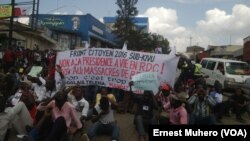 Les manifestants s'assoient à même le sol en signe de deuil des victimes du massacre de Béni, à Bukavu, 26 mai 2016. VOA/ Ernest Muhero