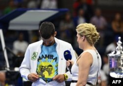 Novak Đoković pokazuje majicu u čast Kobija Brajanta (Foto: AFP/Angela Weiss)