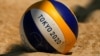 Un balón descansa en la arena durante la práctica de voleibol playa femenino, el 19 de julio de 2021, en Tokio.