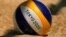 Un balón descansa en la arena durante la práctica de voleibol playa femenino, el 19 de julio de 2021, en Tokio.