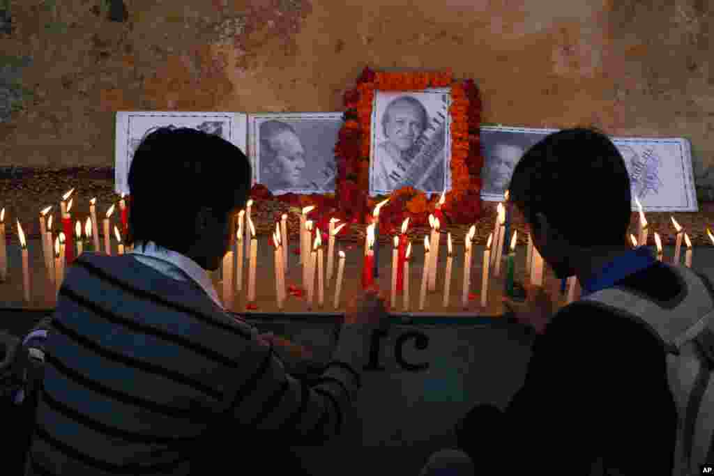 Siswa di India menyalakan lilin untuk menghormati Ravi Shankar di Varanasi, tempat ia lahir (12/12). (AP/Rajesh Kumar Singh)&nbsp;