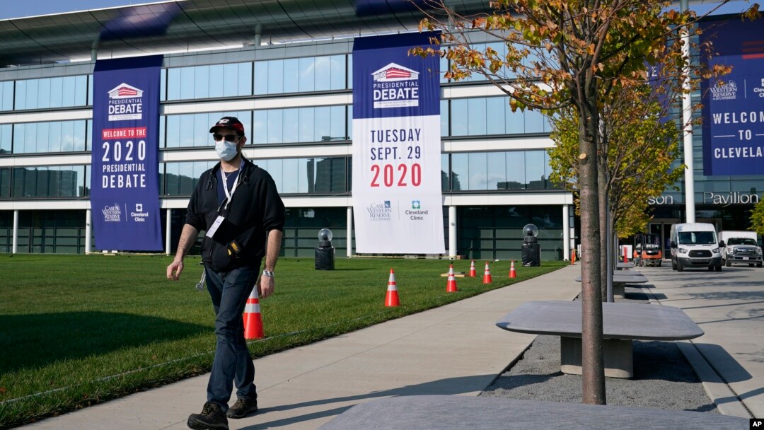Persiapan menjelang debat pertama capres pilpres AS 2020 di luar Sheila and Eric Samson Pavilion, di Cleveland, 27 September 2020. (Foto: AP)