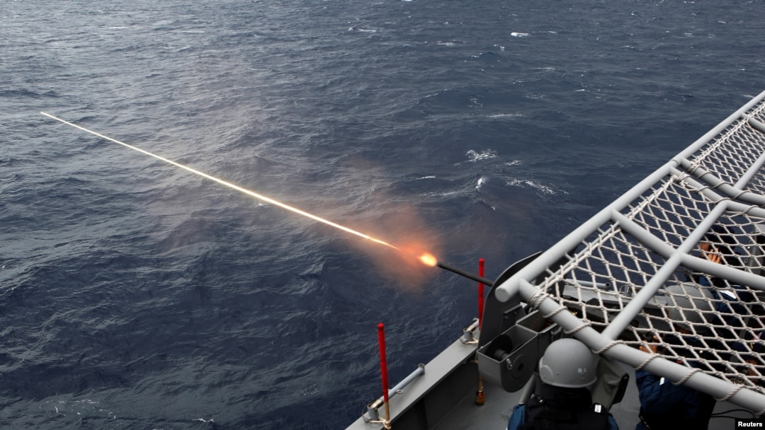 Binh sĩ hải quân của Lực lượng Tự vệ Nhật Bản (JMSDF) lên hàng không mẫu hạm Izumo chở máy bay trực thăng, tham gia tập trận ở Biển Đông, gần Singapore, ngày 22/6/2017. REUTERS/Nobuhiro Kubo.