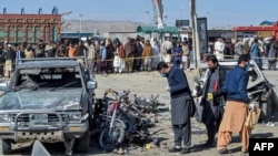 7일 파키스탄 피신의 폭발 현장에서 당국자들이 증거를 수집하고 있다.