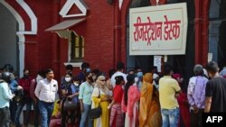 Warga antre saat mendaftarkan diri untuk tes COVID-19 di pusat pengujian di Allahabad, 12 April 2021, menyusul meningkatnya kasus terinfeksi virus tersebut di negara itu. (Foto: Sanjay KANOJIA / AFP)