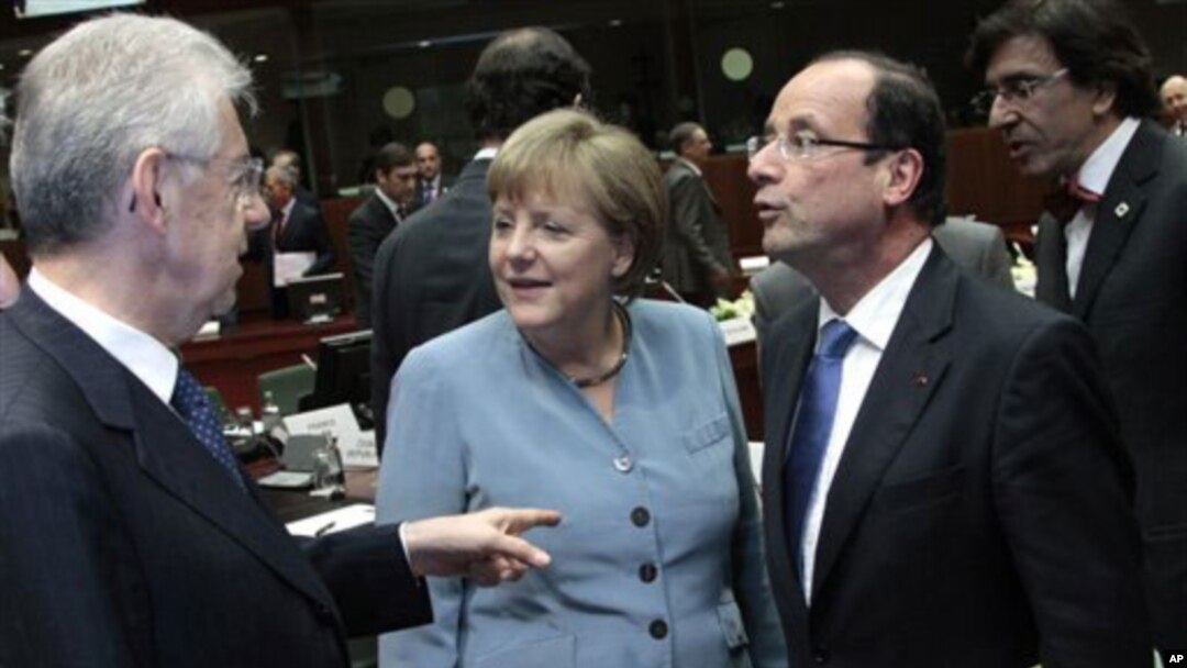 PM Italia Mario Monti (kiri) berbincang dengan kanselir Jerman, Angela Merkel dan Presiden Perancis Francois Hollande, di sela-sela KTT di Brussels, Belgia (23/5).