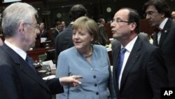 PM Italia Mario Monti (kiri) berbincang dengan kanselir Jerman, Angela Merkel dan Presiden Perancis Francois Hollande, di sela-sela KTT di Brussels, Belgia (23/5).