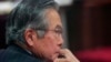 ARCHIVO - El expresidente de Perú, Alberto Fujimori, asiste a su juicio en una base policial en Lima, el 12 de diciembre de 2007.