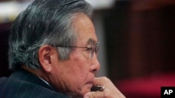 ARCHIVO - El expresidente de Perú, Alberto Fujimori, asiste a un juicio en su contra en una base policial en Lima, en diciembre de 2007.