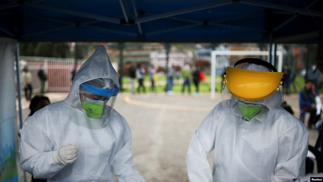 Personal médico preparan los artículos para realizar pruebas de COVID-19 en un vecindarios donde la alcaldía decretó una cuarentna estricta por el aumento de casos en Bogotá, Colombia. 14 de julio, 2020.