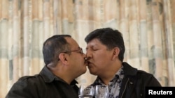 Los matrimoniados, Guido Montaño y David Aruquipa, constituyen la primera unión civil de dos personas del mismo sexo en Bolivia.