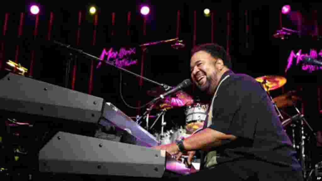 George Duke morreu em Agosto, aos 67 anos. era conhecido pelas suas capacidades fenomenais como pianista e pela forma como casa o jazz, o rock, o funck e o R&amp;B.&nbsp; 