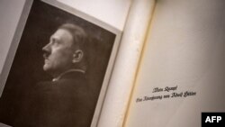 Edisi asli buku Adolf Hitler dipajang di Yayasan Martin Bodmer Foundation dalam ekshibisi "Perang dan Damai" di Cologny, dekat Jenewa, 11 Oktober 2019. (Foto: AFP)