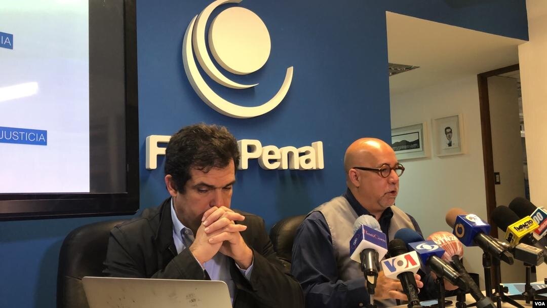 Alfredo Romero (I) y Gonzalo Himiob Santomé (D), directores del Foro Penal, en rueda de prensa en Caracas, Venezuela. [Foto:Álvaro Algarra/VOA].