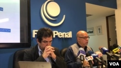 Alfredo Romero (I) y Gonzalo Himiob Santomé (D), directores del Foro Penal, en rueda de prensa en Caracas, Venezuela. [Foto:Álvaro Algarra/VOA].