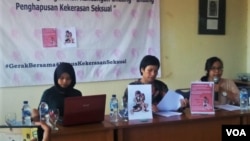 LBH APIK dalam jumpa pers di kantornya, Senin (22/4) menilai proses persidangan pelaku pemerkosaan dua anak di Pengadilan Negeri Cibinong penuh kejanggalan dan tidak memenuhi prinsip peradilan yang jujur dan adil. (Foto: VOA/Fathiyah)