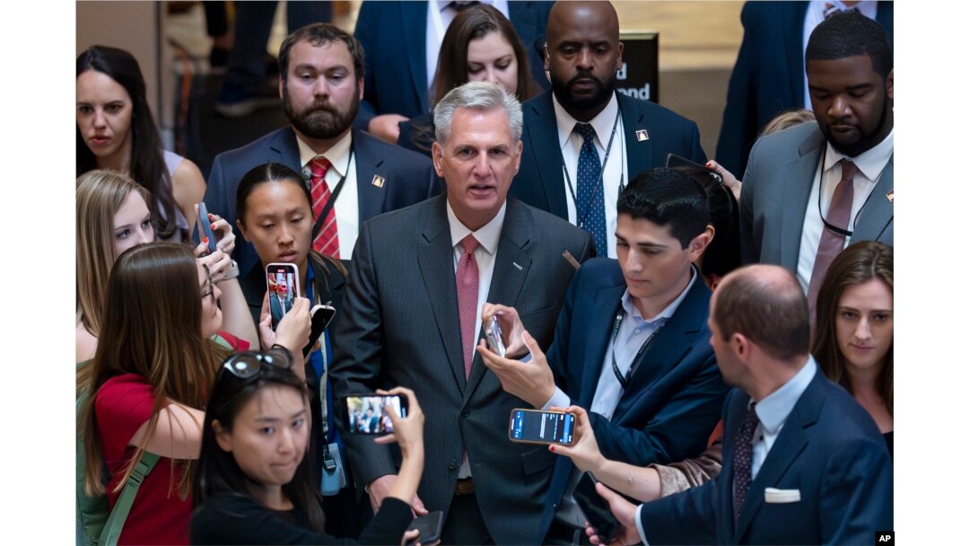 Ketua DPR AS Kevin McCarthy dikerubungi wartawan di Gedung Capitol setelah reses persidangan untuk libur panjang akhir pekan Menorial Day, Kamis, 25 Mei 2023. (Foto: J. Scott Applewhite/AP Photo)