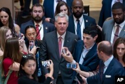 Ketua DPR AS Kevin McCarthy dikerubungi wartawan di Gedung Capitol setelah reses persidangan untuk libur panjang akhir pekan Menorial Day, Kamis, 25 Mei 2023. (Foto: J. Scott Applewhite/AP Photo)