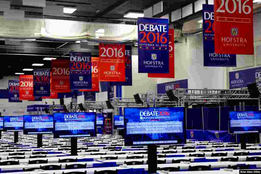 The media filing center at Hofstra University is empty, but will be filled with journalists during Monday night&#39;s first presidential debate. (B. Allen/VOA)