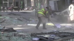 爆炸一周后，贝鲁特人民依然在清理街道碎片