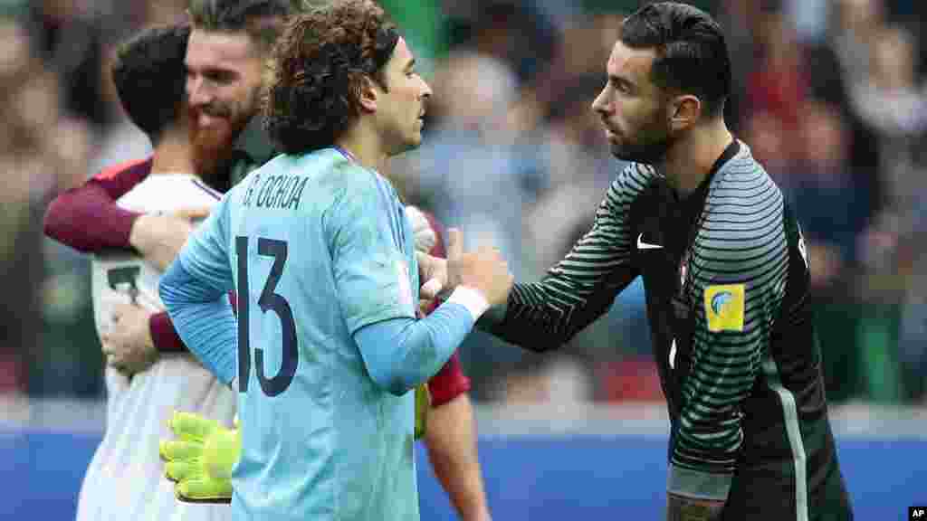 Le gardien du Mexique, Guillermo Ochoa, et le gardien du Portugal Rui Patricio au Stade Spartak de Moscou, le 2 juillet 2017.