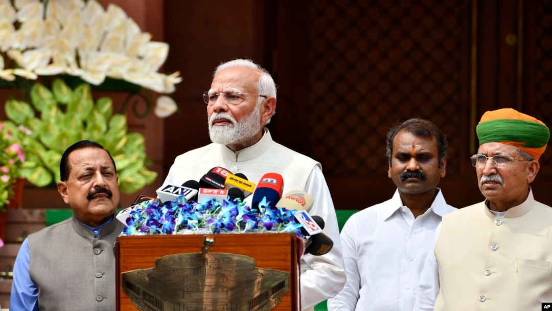 Perdana Menteri India Narendra Modi berbicara kepada media saat ia tiba untuk menghadiri hari pertama sidang Parlemen Lok Sabha ke-18 di New Delhi, India, Senin, 24 Juni 2024. (AP)
