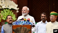 Perdana Menteri India Narendra Modi berbicara kepada media saat ia tiba untuk menghadiri hari pertama sidang Parlemen Lok Sabha ke-18 di New Delhi, India, Senin, 24 Juni 2024. (AP)