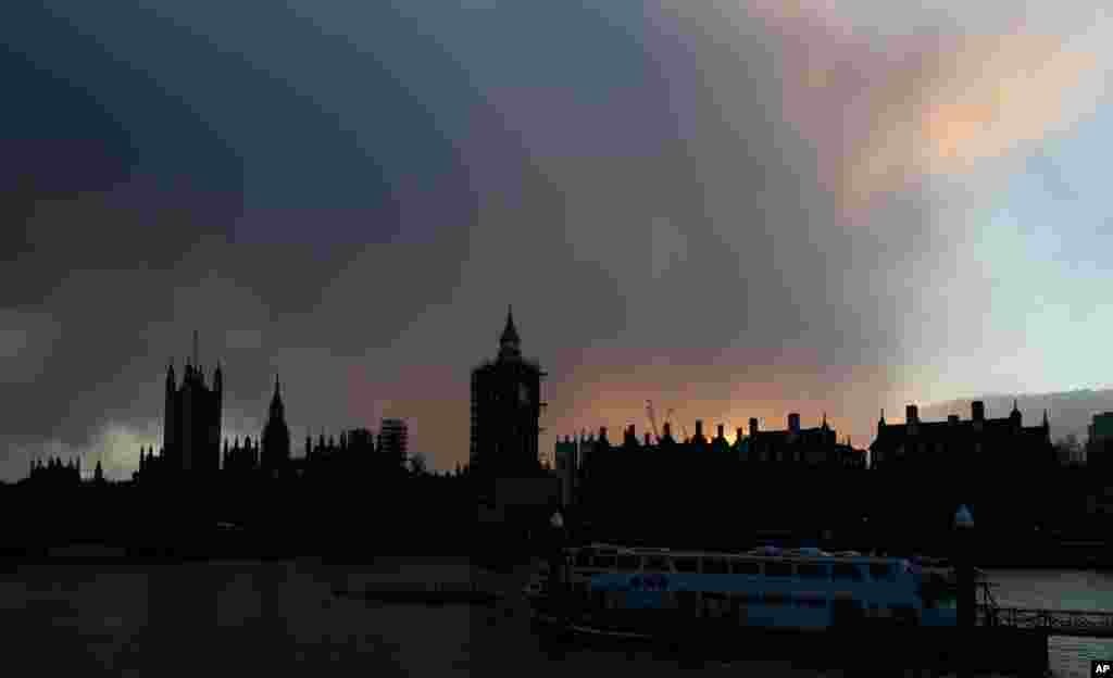 영국 기상청이 올 겨울 런던의 가장 추운 밤을 예보한 가운데 웨스트민스터궁 위로 눈보라가 치고 있다.