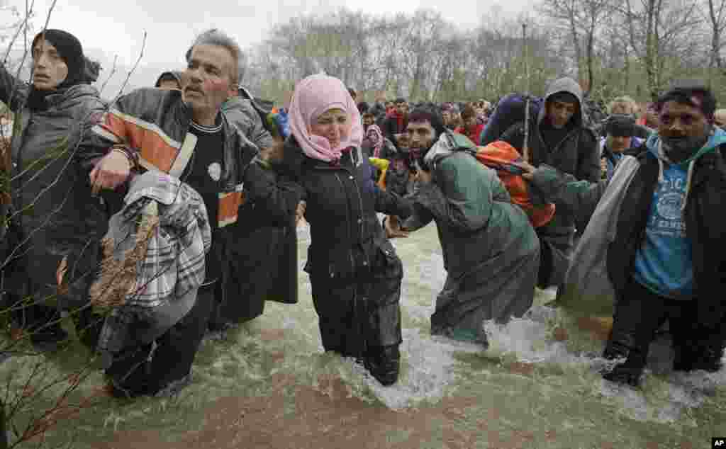 ۲۰۱۶ سال پر از تصاویری از بحران مهاجران است. بنا به اعلام سازمان ملل، جهان با بزرگترین سیل مهاجرت و پناهجویی پس از جنگ جهانی دوم روبروست و گستردگی این بحران بنیه مالی و توانائی فنی سازمان&zwnj;های بین&zwnj;المللی بشر دوستانه را نزدیک به صفر نزدیک کرده است. این بحران تقریبا از چهار سال پیش با اوج گیری تنش&zwnj;ها در خاورمیانه، از اولین ماه&zwnj;های جنگ داخلی در سوریه، لیبی و سپس عراق آغاز شد و با غرق شدن بیش از سه هزار و یکصد پناهجو در دریای مدیترانه در سال گذشته و سرازیر شدن موج انسانی باقیمانده آنان به مرکز اروپا، به اوج خود رسید.
