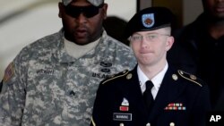 Prajurit AS yang dituduh membocorkan dokumen ke WikiLeaks, Bradley Manning (kanan) telah ditahan sejak pertengahan 2010 (foto: dok).