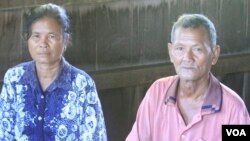 Hem Savy, 66, the commune chief from ruling Cambodian People’s Party and Men Saron, 76, deputy commune chief from Cambodia National Rescue Party (CNRP), inside a small hall at a local pagoda used for voter registration, located along the road next to Mekong river in Orey commune, Stung Treng province, on October 19, 2017. (Sun Narin/VOA Khmer)