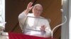 Papa Franja predvodi molitvu sa svog prozora, u Vatikanu, 5. novembra 2023.