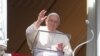 El Papa Francisco dirige la oración del Ángelus desde su ventana, en el Vaticano, el 5 de noviembre de 2023.
