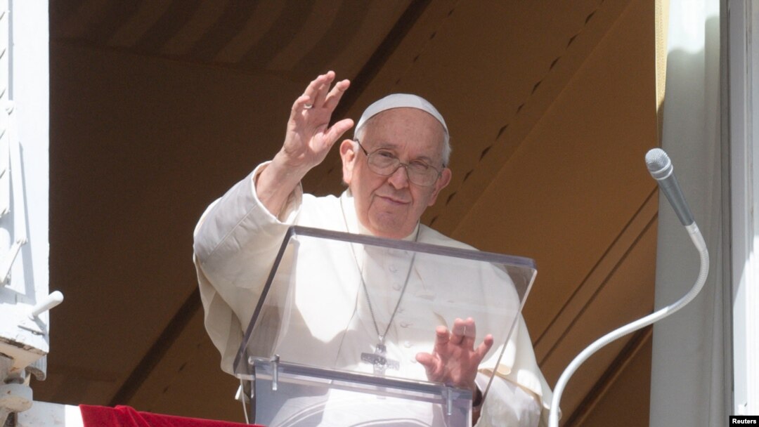 El Papa Francisco dirige la oración del Ángelus desde su ventana, en el Vaticano, el 5 de noviembre de 2023.