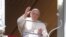 El Papa Francisco dirige la oración del Ángelus desde su ventana, en el Vaticano, el 5 de noviembre de 2023.