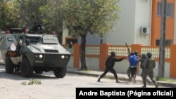 Des policiers en pleine opérations contre des présumés bandits à Beira, Mozambique, 9 octobre 2015.