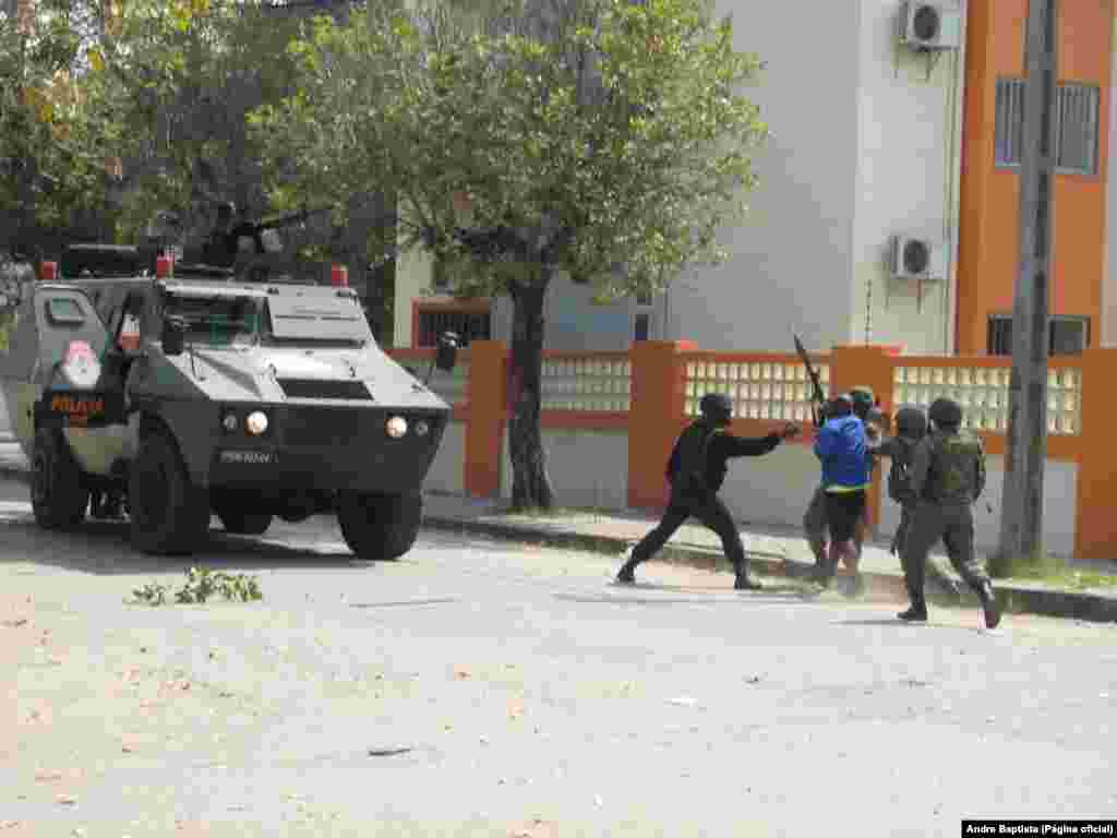 Invasão da casa de Afonso Dhlakama pela polícia nas Palmeiras, na Beira 