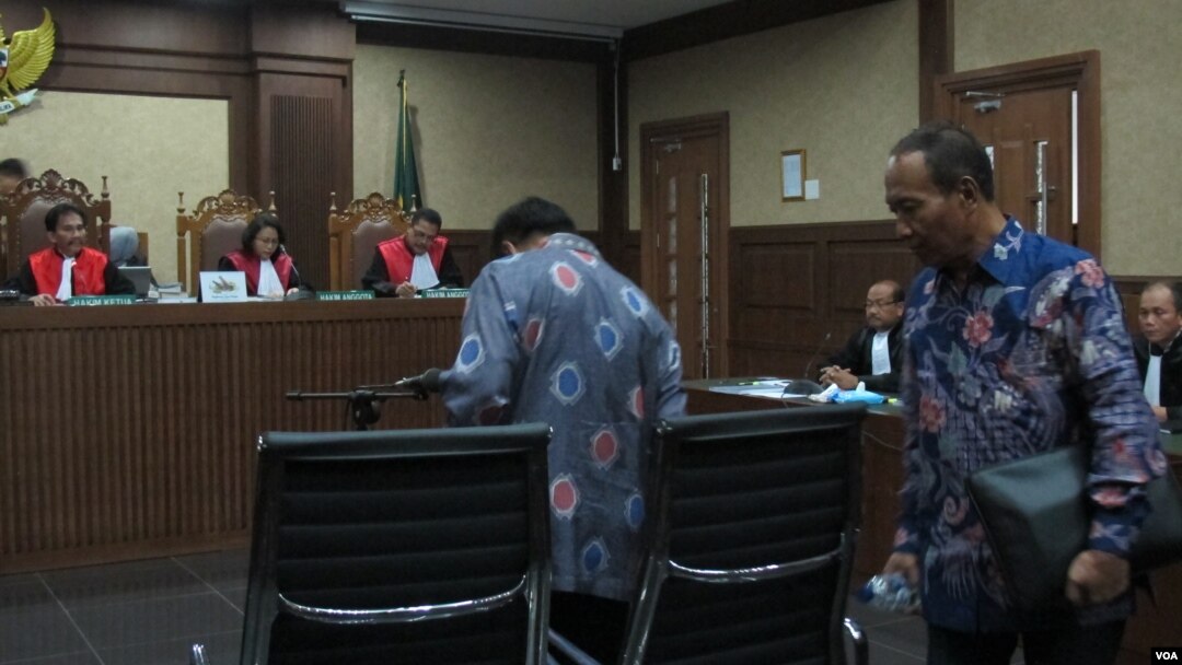 Kasus dugaan korupsi proyek kartu tanda penduduk berbasis elektronik atau e-KTP digelar di Pengadilan Tindak Pidana Korupsi, Kamis (9/3).(VOA/Fathiyah Wardah)