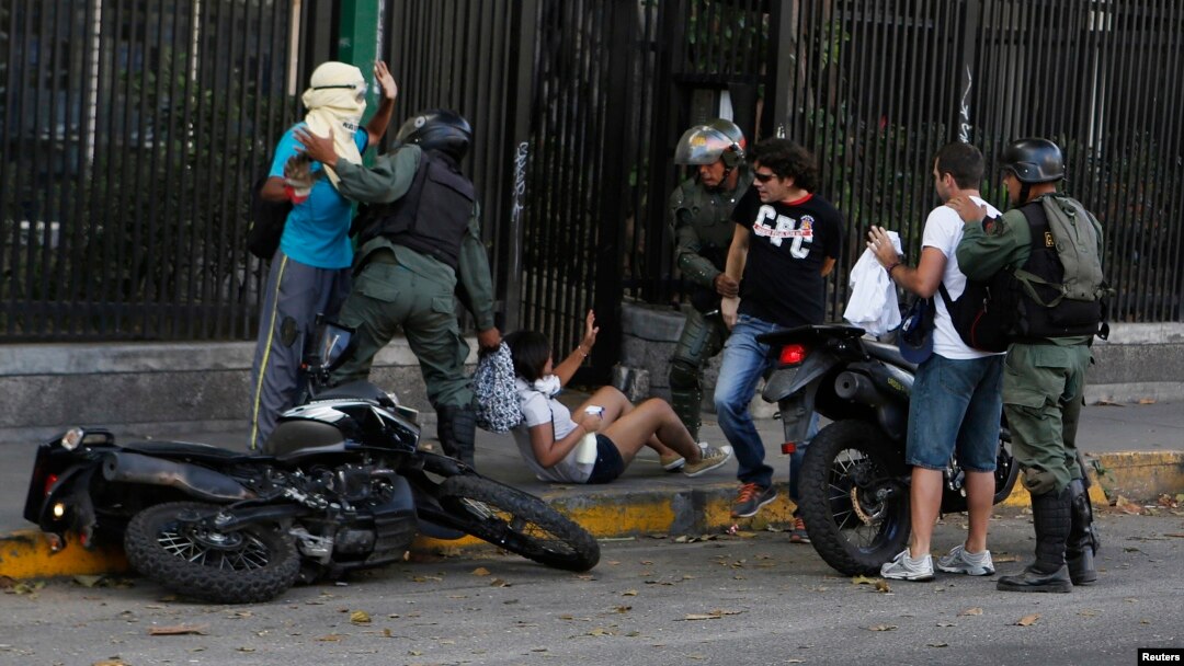 Tentara Venezuela menahan beberapa demonstran anti pemerintah dalam aksi di ibukota Caracas (16/3).