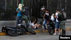 Tentara Venezuela menahan beberapa demonstran anti pemerintah dalam aksi di ibukota Caracas (16/3).