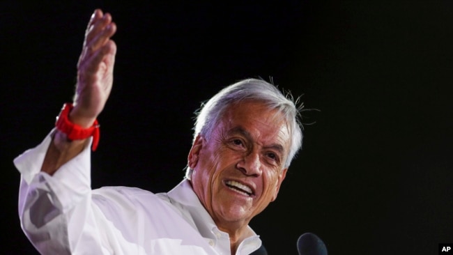 ARCHIVO - Sebastián Piñera, expresidente de Chile que se postula nuevamente para el cargo, se dirige a sus seguidores durante el acto de cierre de su campaña en Santiago, Chile, el 16 de noviembre de 2017.