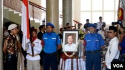 Jenazah almarhum Prof Suhardi Ketua Umum Partai Gerindra disemayamkan di Balairung UGM Bulaksumur, Jumat, 29 Agustus 2014. (VOA/Munarsih Sahana)