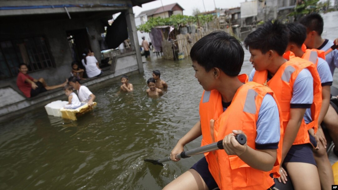 Polisi mengimbau warga untuk mengungsi ke tempat-tempat penampungan di Malabon, utara Manila (Foto: dok). Manila terus menerus diguyur hujan sejak pekan lalu dan memaksa puluhan ribu warganya mengungsi.