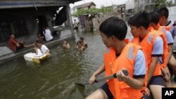 Polisi mengimbau warga untuk mengungsi ke tempat-tempat penampungan di Malabon, utara Manila (Foto: dok). Manila terus menerus diguyur hujan sejak pekan lalu dan memaksa puluhan ribu warganya mengungsi.