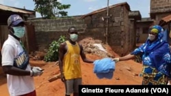 Distribution de moustiquaires pour lutter contre le paludisme au Bénin.