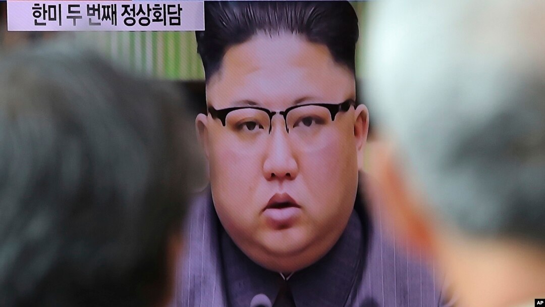 Dân xem truyền hình chiếu ảnh của Lãnh tụ Triều Tiên Kim Jong Un đọc tuyên bố đáp trả bài diễn văn của TT Mỹ Donald Trump tại LHQ. (AP Photo/Ahn Young-joon) 